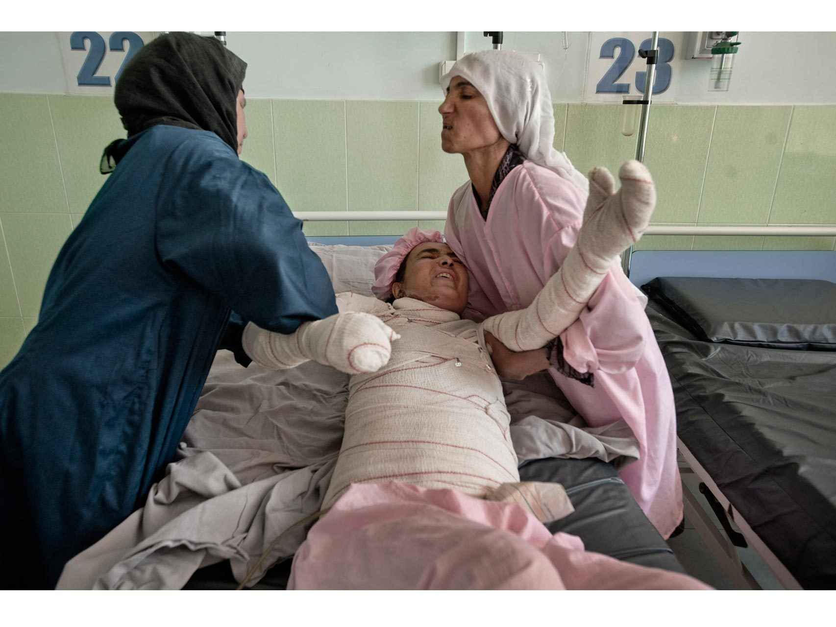 Fatima es atendida en un hospital tras quemarse a lo bonzo.
