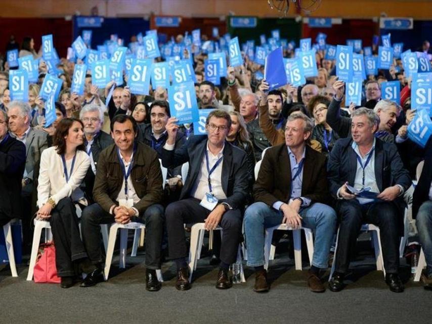 Núñez Feijóo rodeado de la plana mayor de su partido