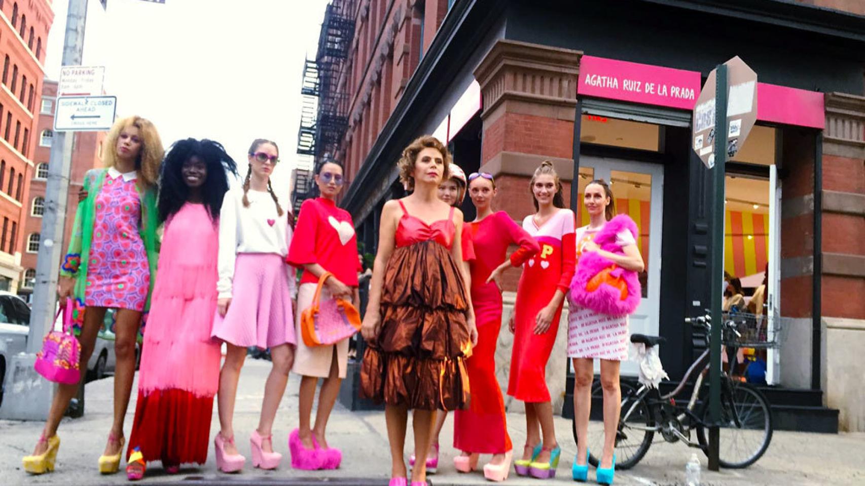 Agatha junto a las modelos en la puerta de su tienda de Nueva York