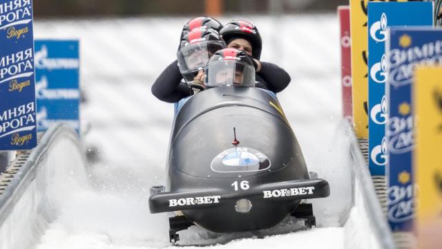 Deportistas haciendo bobsleigh.