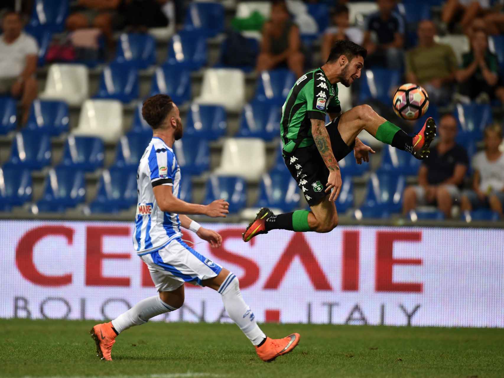 Politano se lleva el balón ante Zampano en el Sassuolo-Pescara.