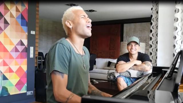 Neymar cantando en público por primera vez.