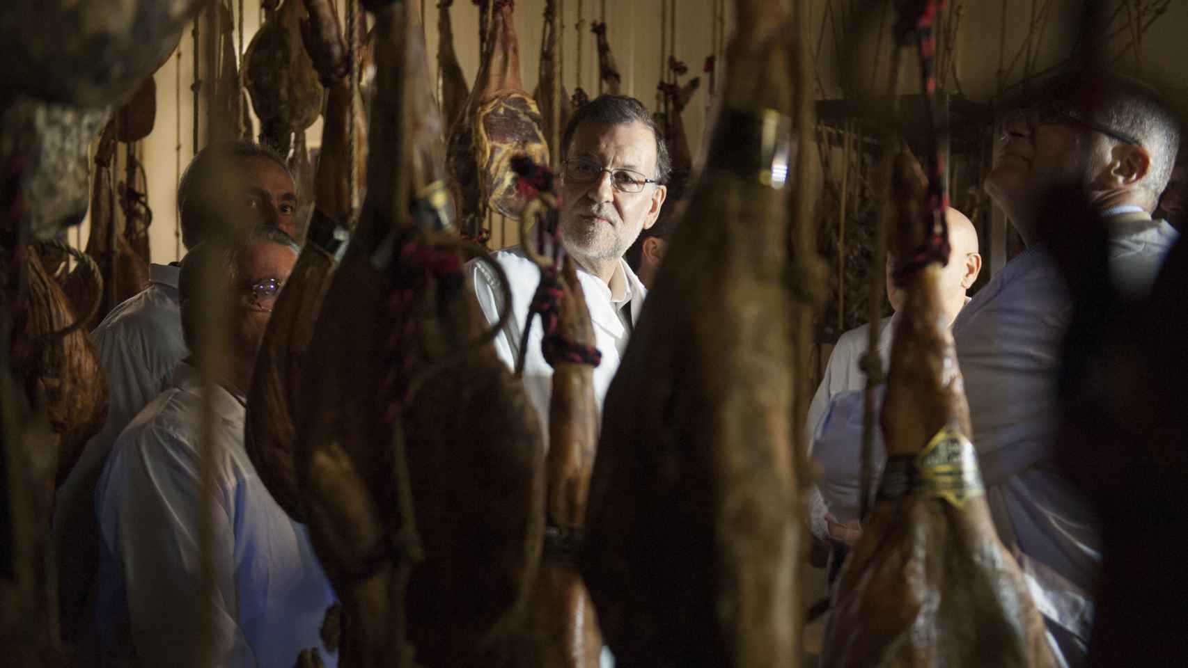 Mariano Rajoy en su visita al secadero de jamones.