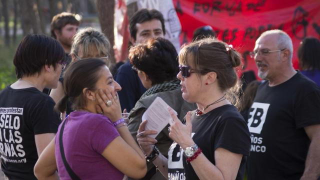 Voluntarios de Escaños en Blanco dando a conocer el partido.