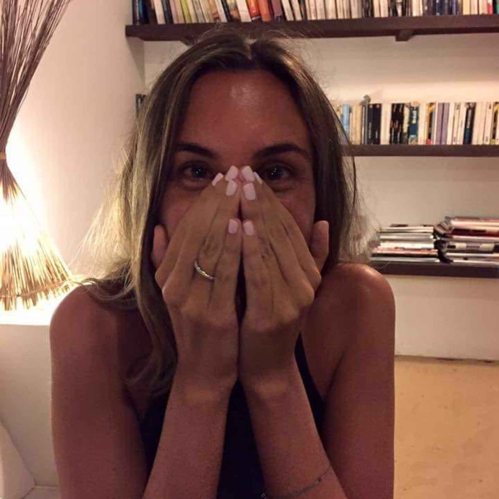 Marta Matas luciendo su anillo de compromiso