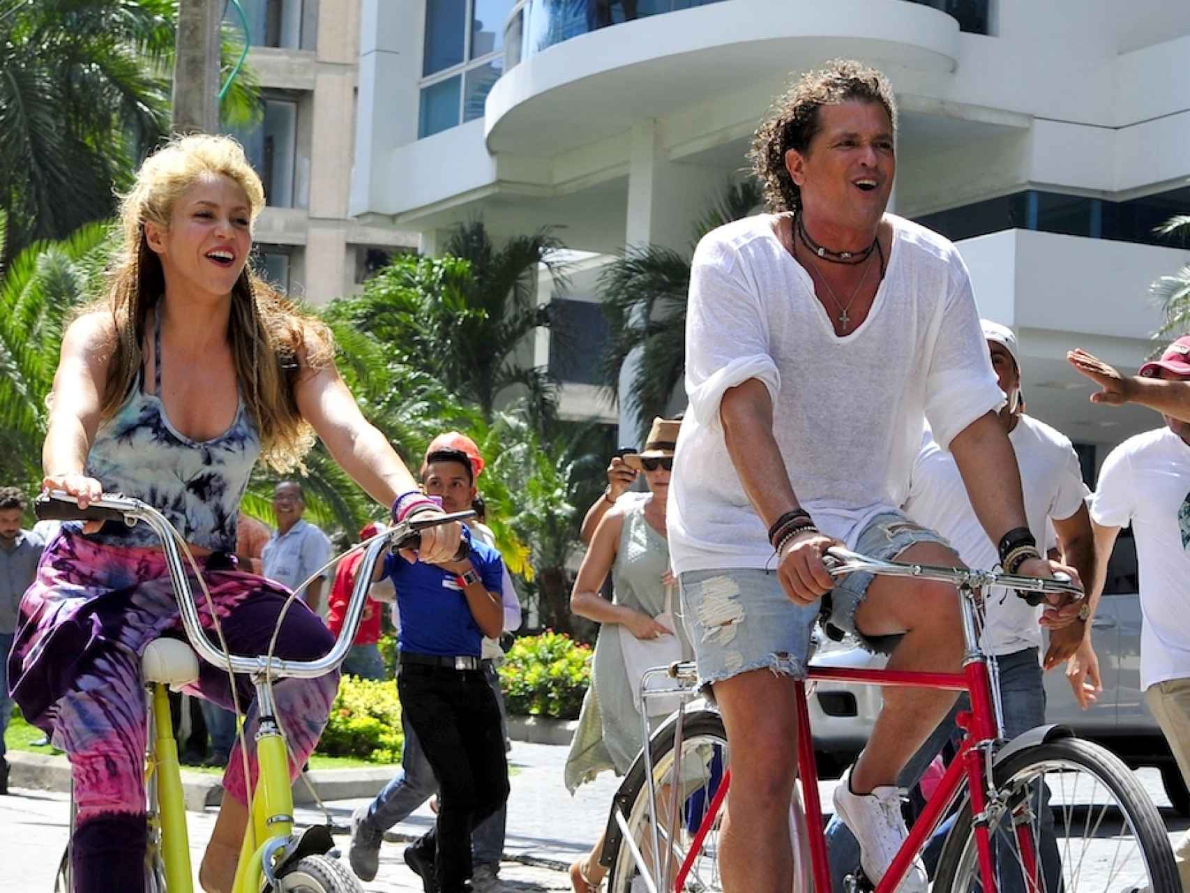 Shakira y Carlos Vives, durante  la grabación del videoclip de La Bicicleta.