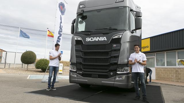 Álex y Marc Márquez durante el acto.