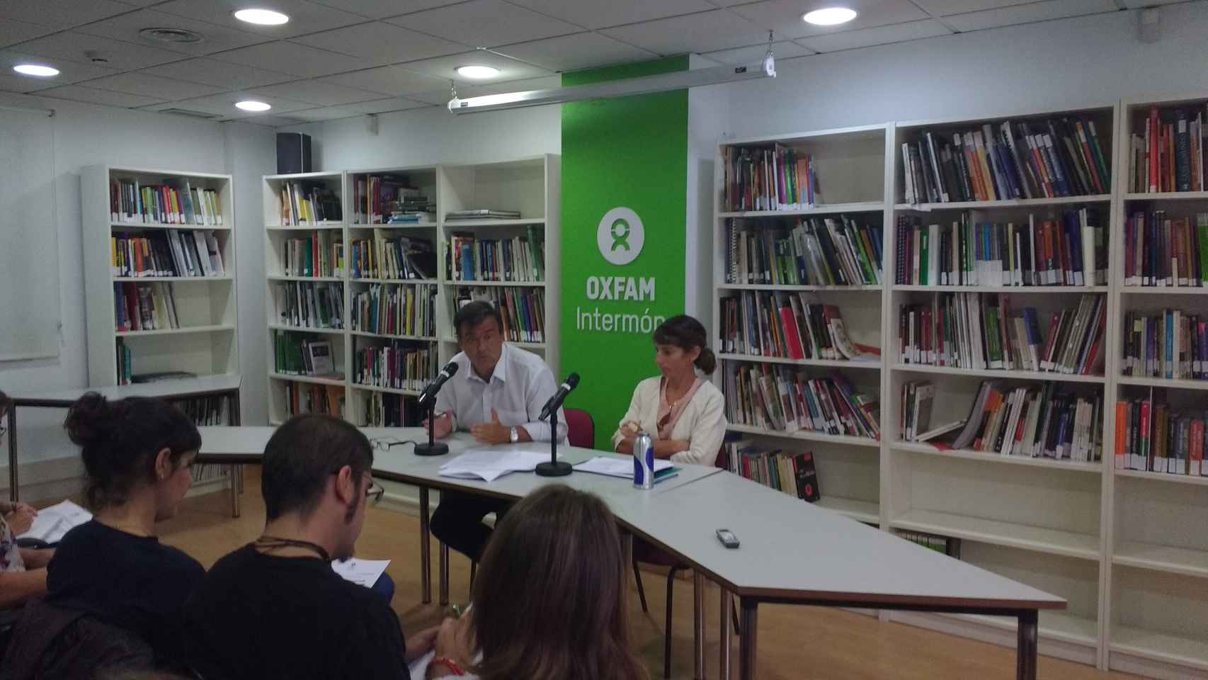 El director general de Oxfam Intermón, José María Vera, y Paula San Pedro, responsable humanitaria y autora del informe.