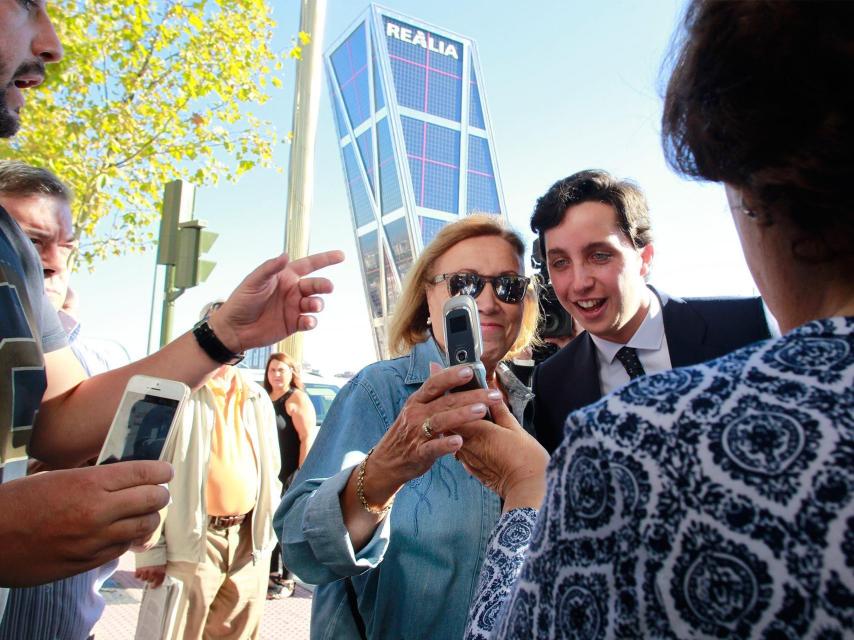 El pequeño Nicolás haciéndose fotografías con fans.