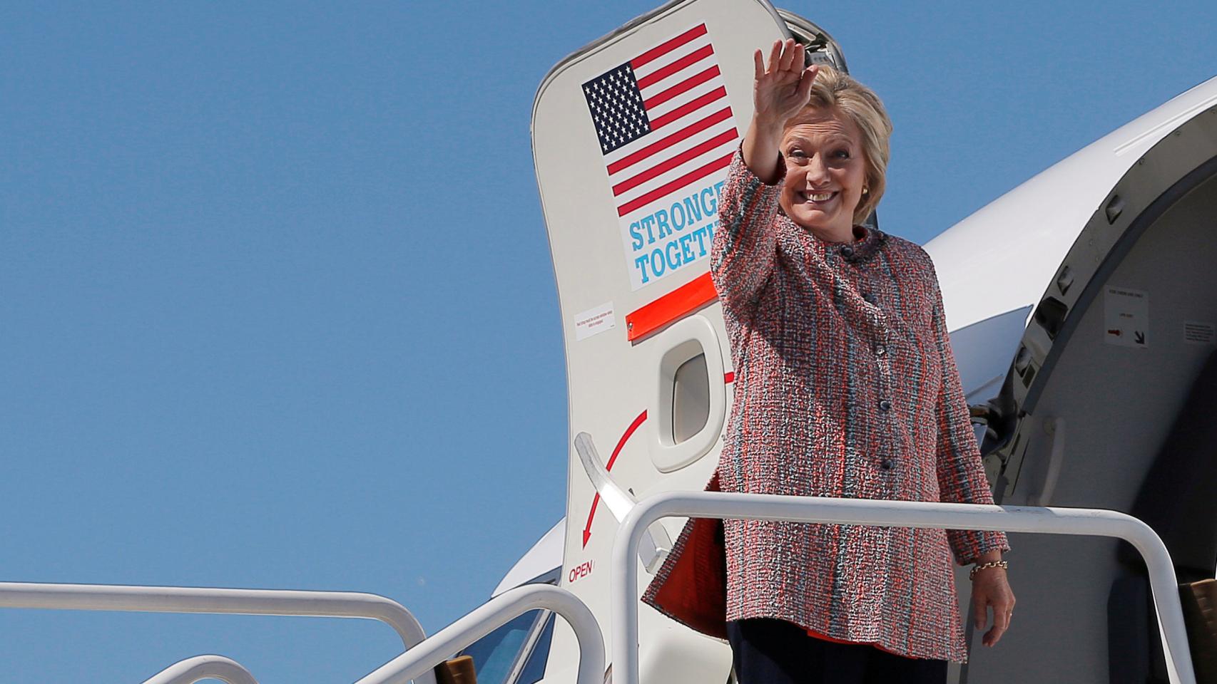 Clinton se monta en su avión de campaña.