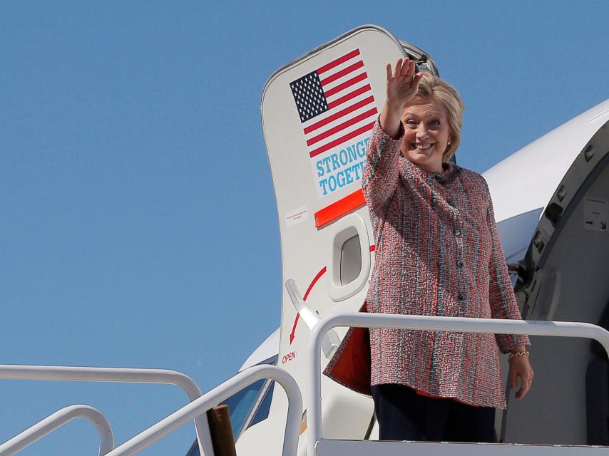 Clinton se monta en su avión de campaña.