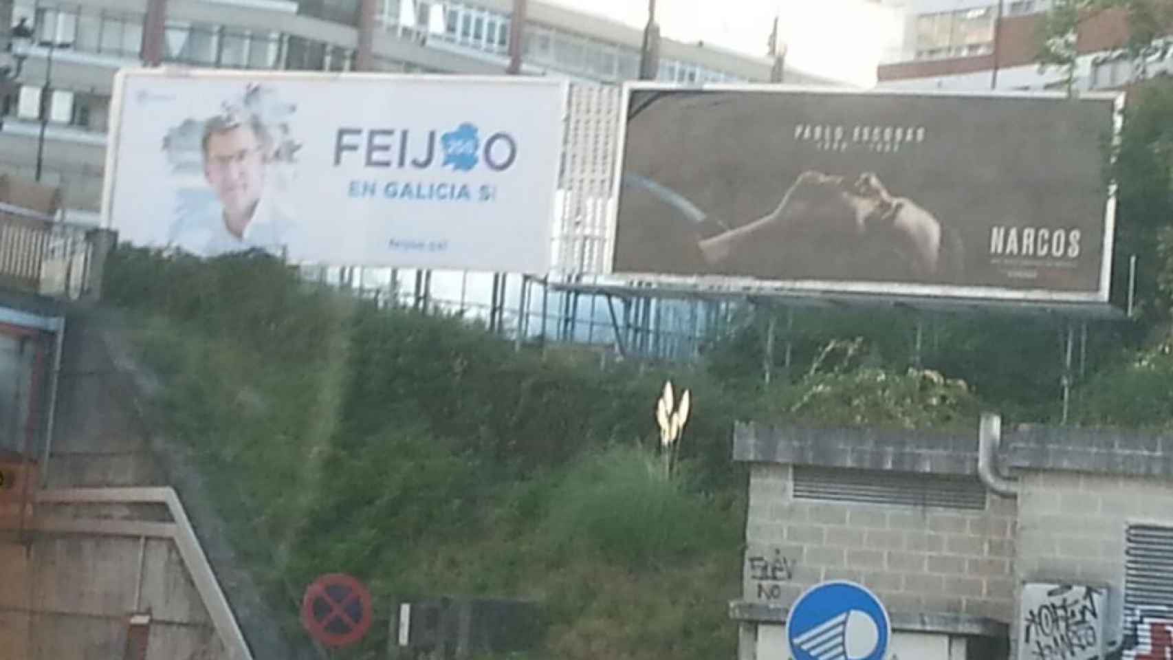 El cartel electoral de Feijoo junto a la publicidad de Narcos.