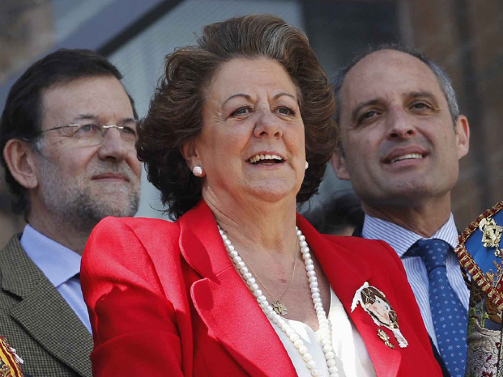 la ex alcaldesa de Valencia con una americana de color rojo