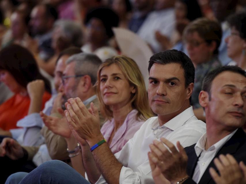 Begoña Gómez y Pedro Sánchez aplauden en una imagen de archivo.