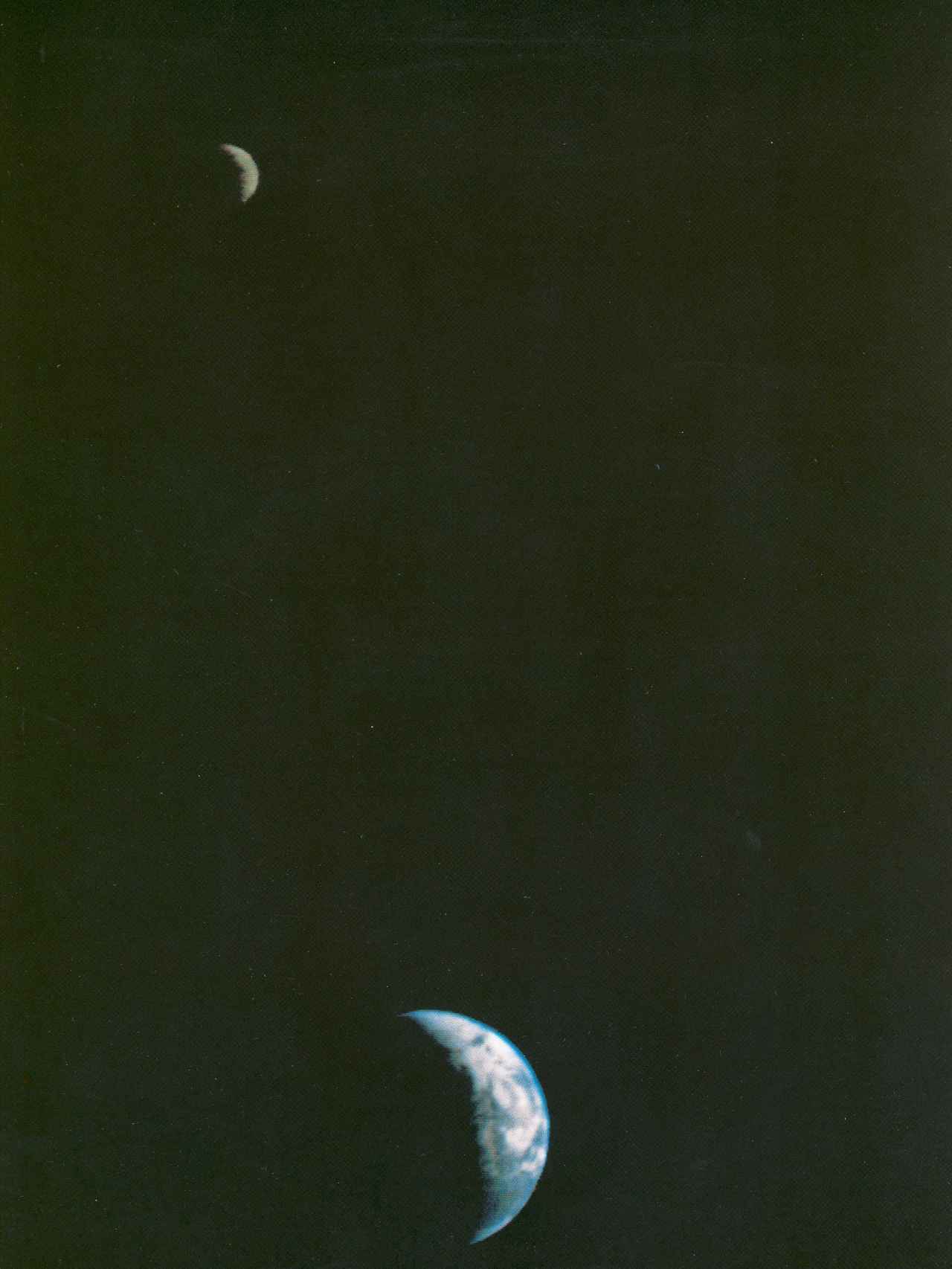 La primera foto de la Tierra y la Luna juntas, hecha por la sonda Voyager.