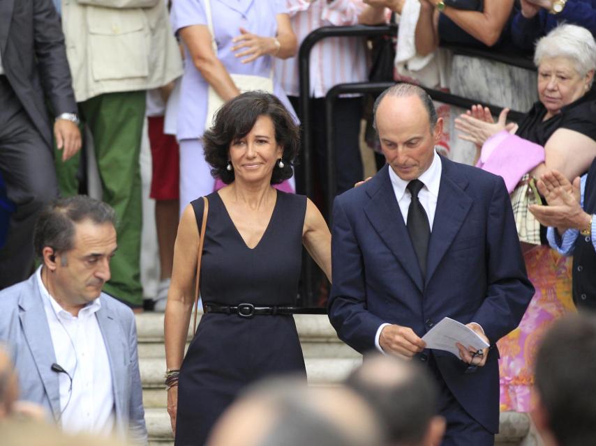Ana Botín y su marido, Guillermo Morenés, en el funeral de Emilio Botín.