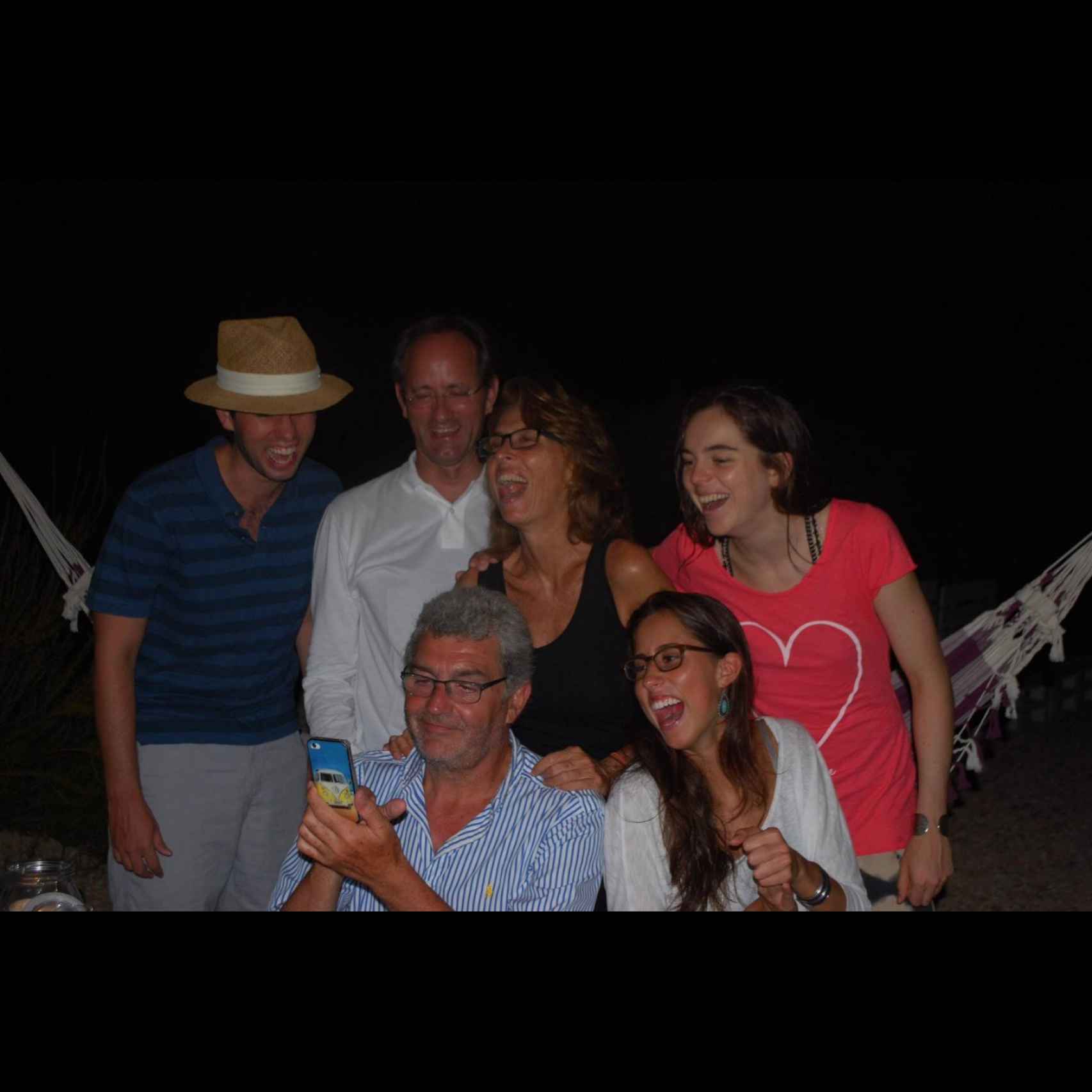 Mariano Puig, su mujer y sus hijas (Andrea y Julia) ríen junto a otros familiares.