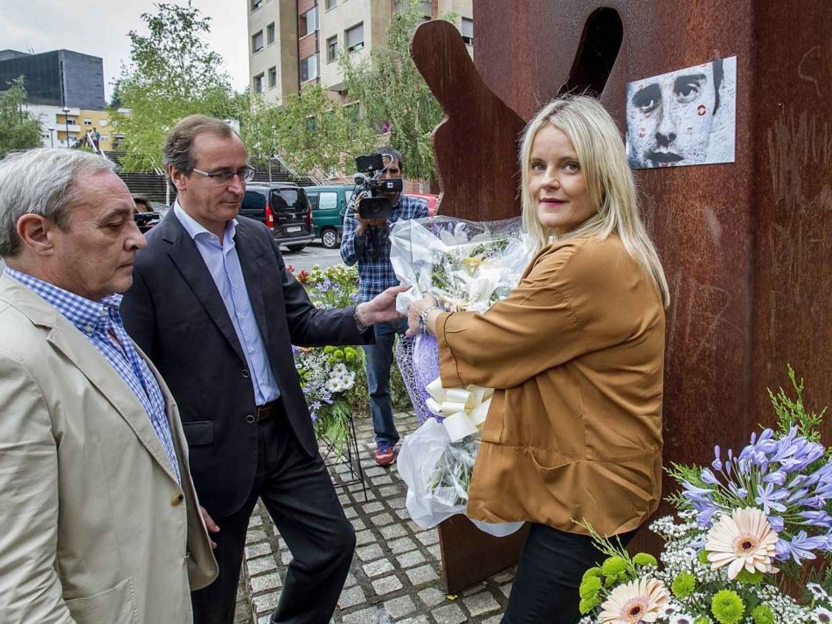 Mari Mar Blanco, hermana del edil asesinado Miguel Ángel Blanco, acompañada por el presidente del PP vasco, Alfonso Alonso, y el concejal Fernando Lecumberri, durante la ofrenda floral celebrada en Ermua en julio.