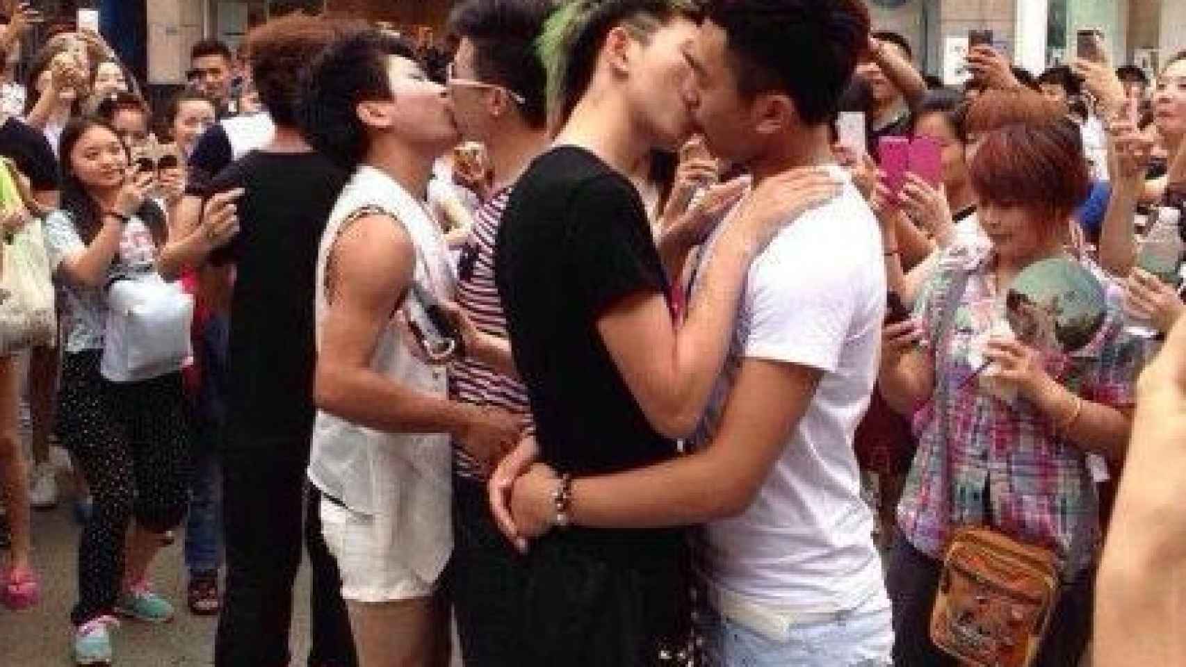 Parejas participando en la Competición Gay de besos en Chengdu, China.