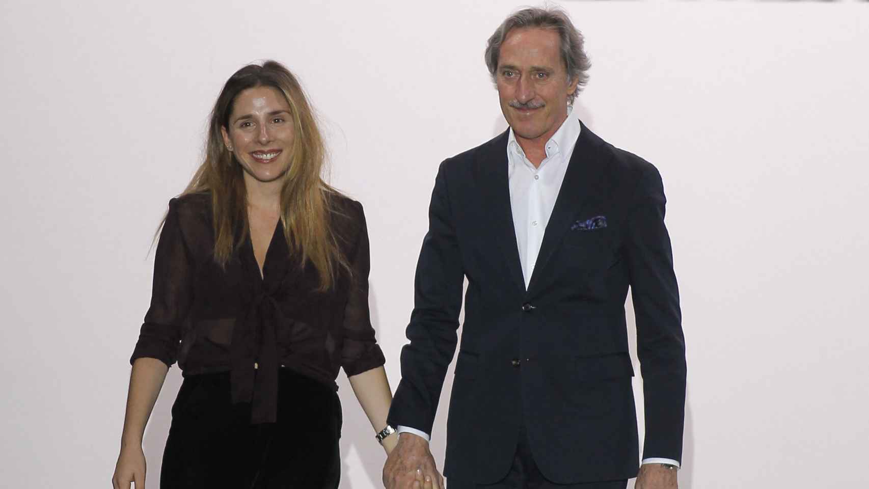El diseñador Roberto Torreta con su hija, ahora también diseñadora de la firma.