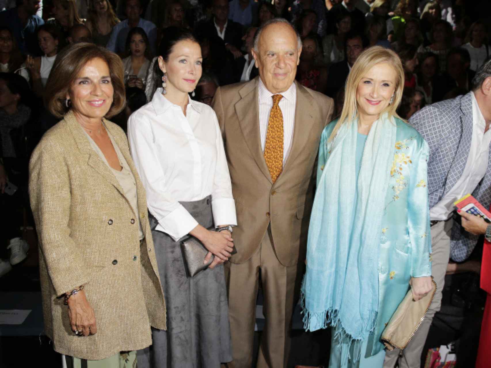 De izquierda a derecha: Ana Botella, Doña  Esther, Carlos Falco y Cristina Cifuentes en primera línea del desfile.
