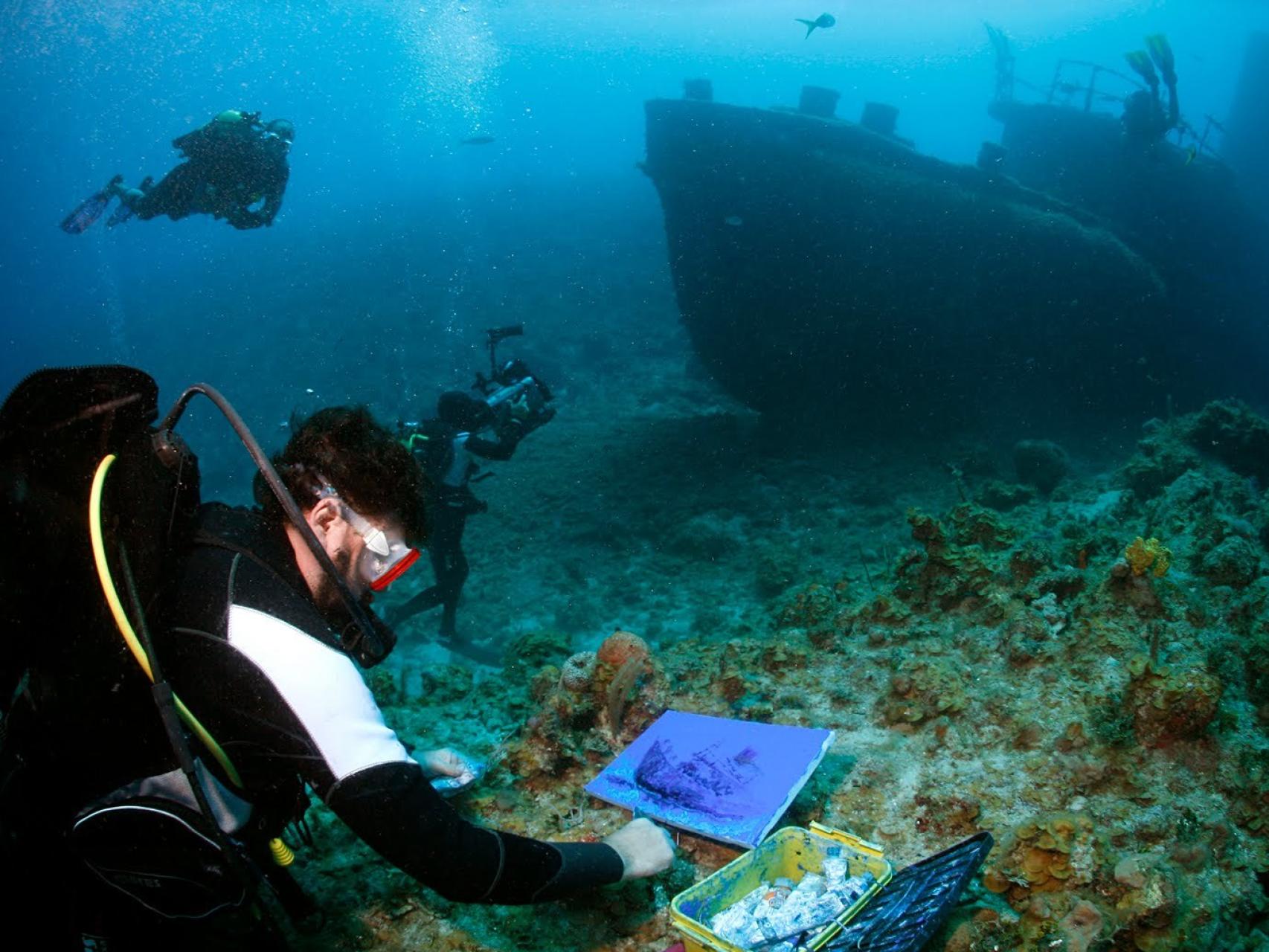 Alfonso Cruz es pintor subacuático especializado en naufragios.