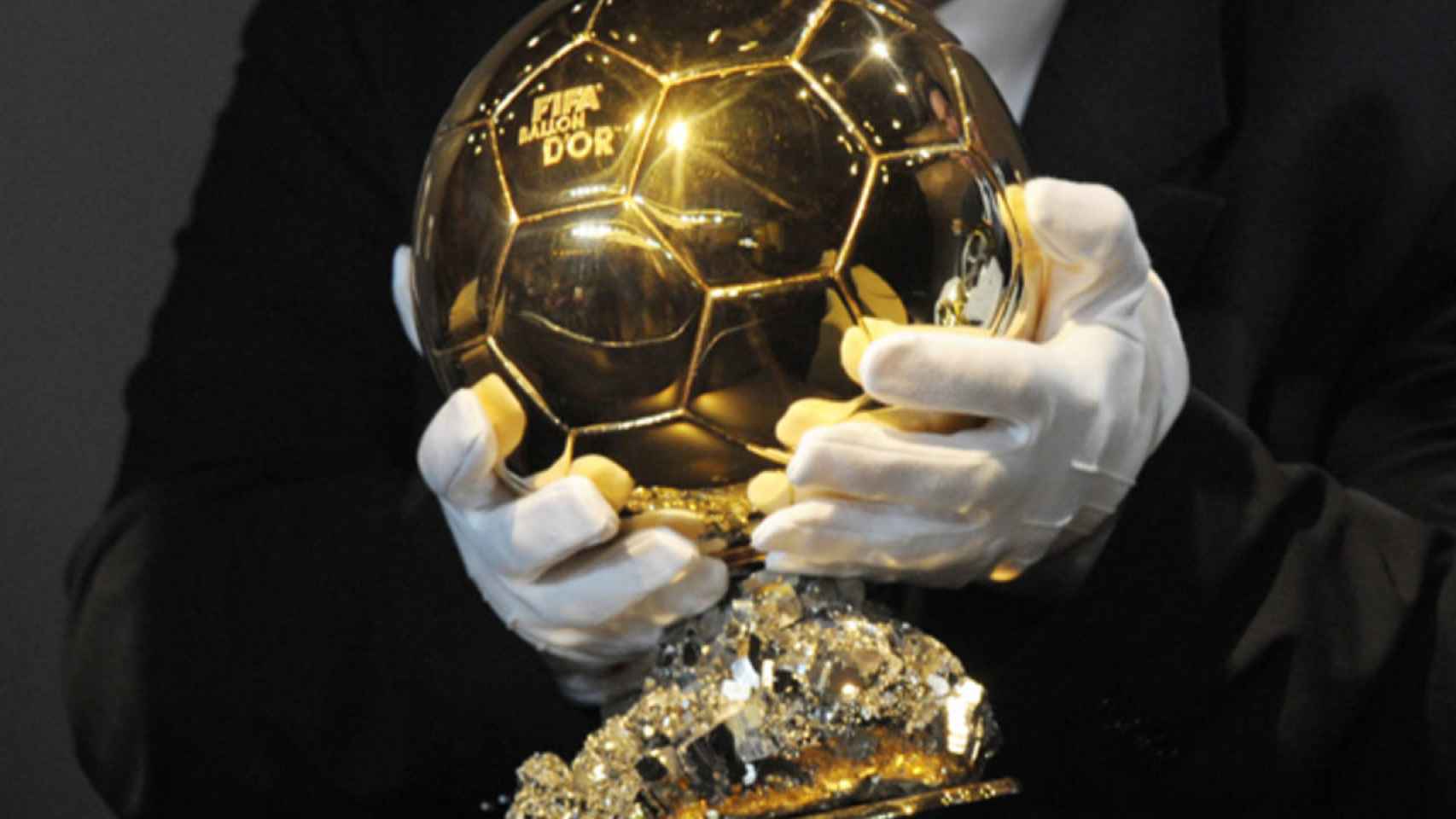 El trofeo FIFA Balón de Oro.