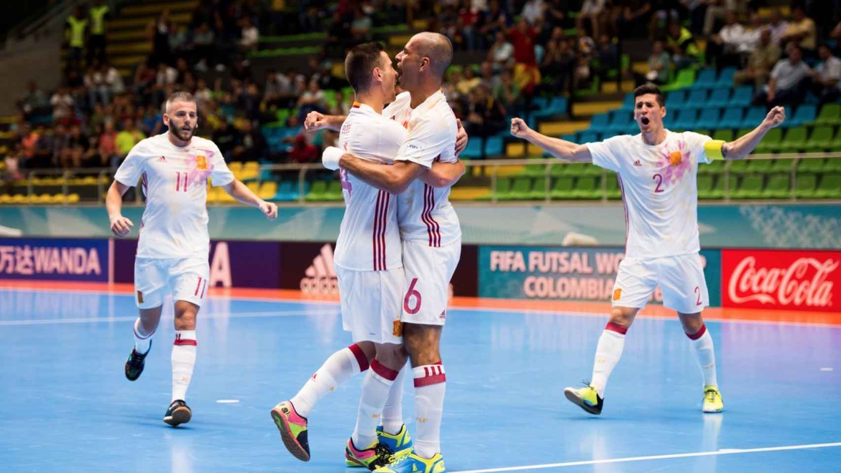 Miguelín, Bebe, Fernandao y Ortiz celebran el tercer gol de España.