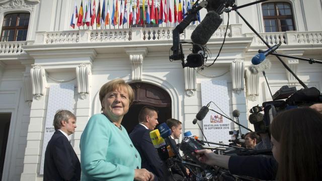 La canciller conversa con la prensa a su llegada al castillo de Bratislava