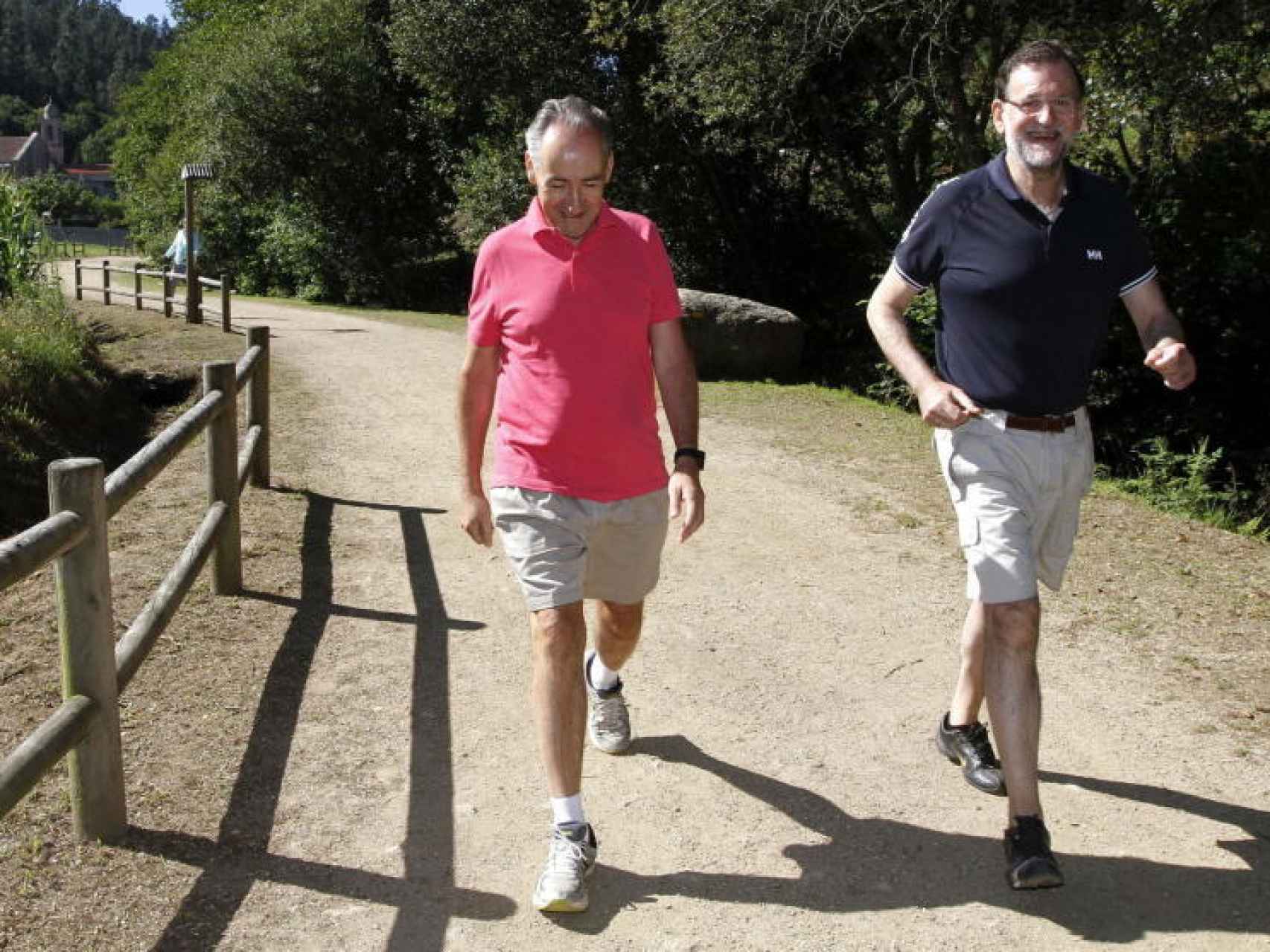Rajoy, caminando junto al marido de Ana Pastor en Pontevedra el pasado agosto.