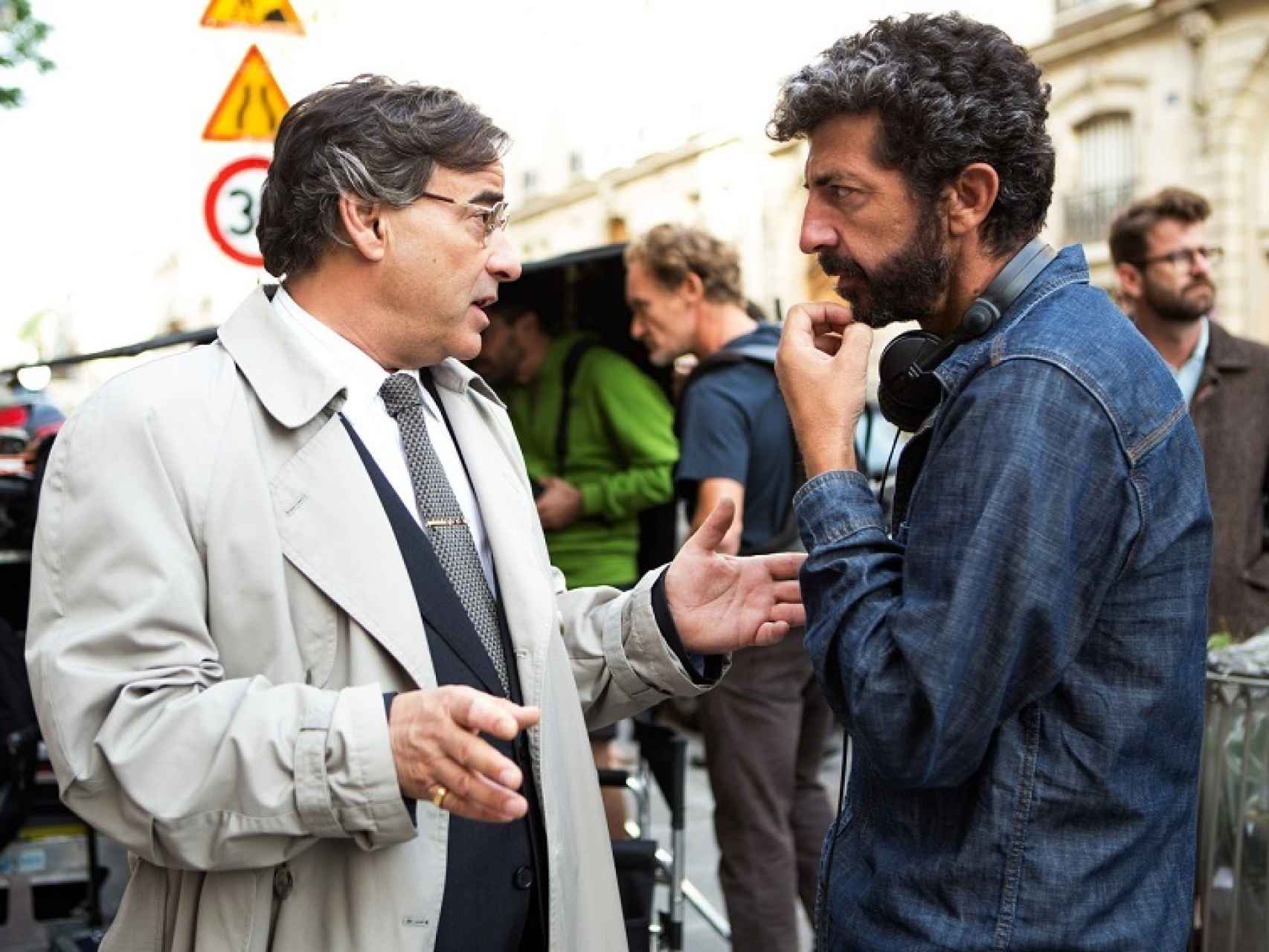 Rodríguez da indicaciones a Eduard Fernández durante el rodaje de El hombre de las mil caras.