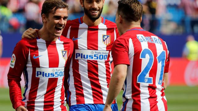 Gameiro, Carrasco y Griezmann celebran un gol contra el Sporting.