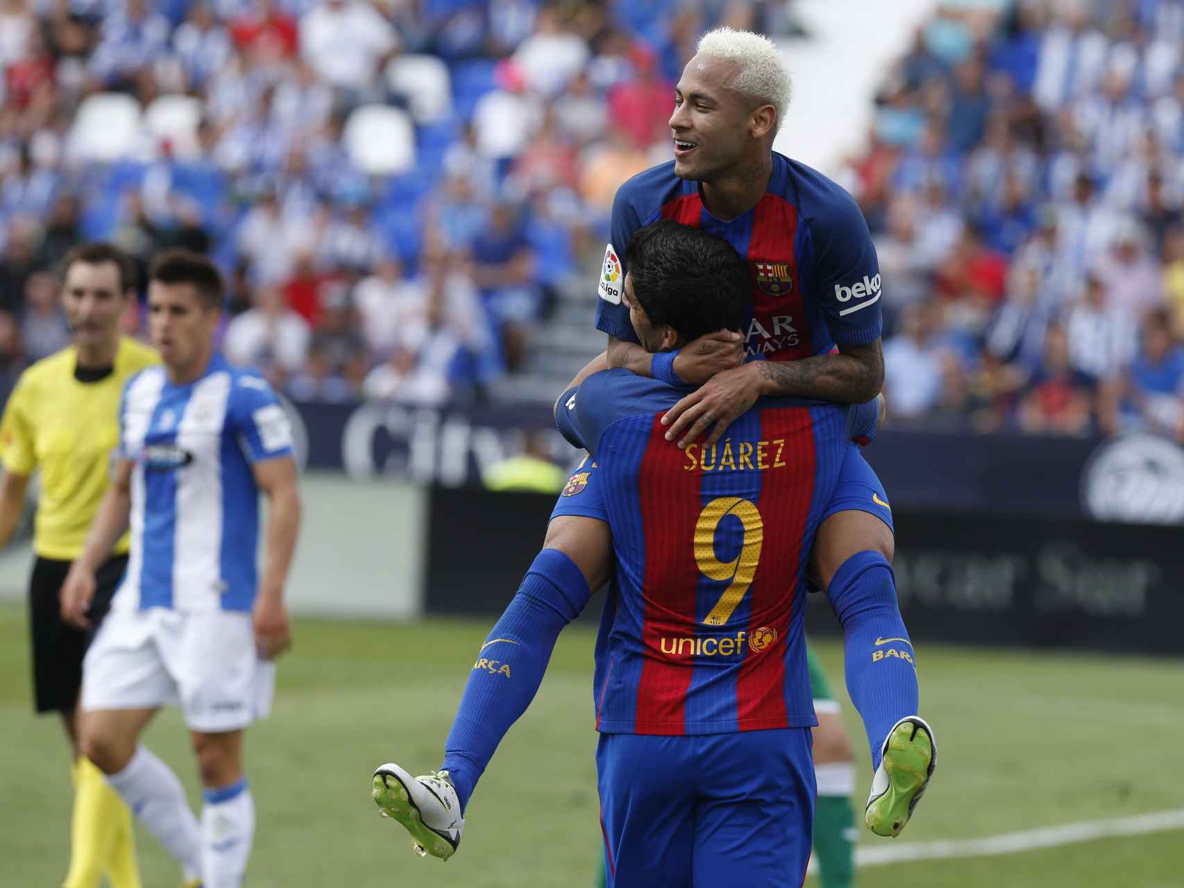 Neymar y Suárez celebran uno de los goles.