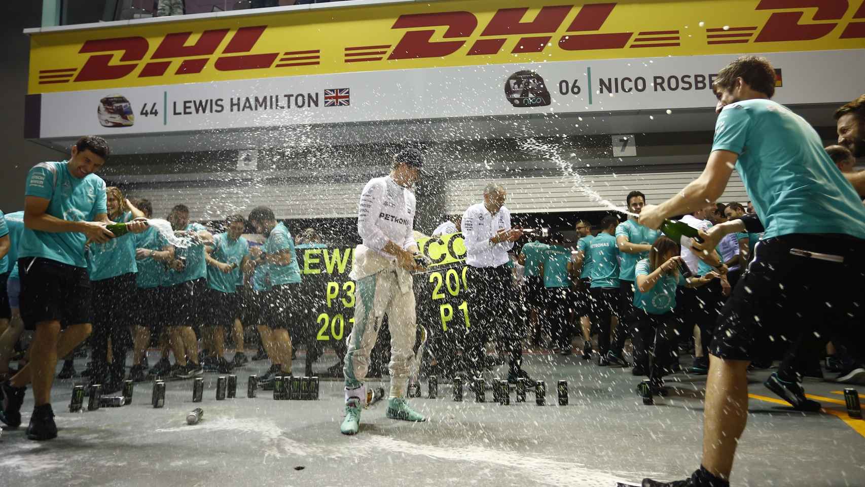 El equipo Mercedes celebra la victoria de Rosberg.