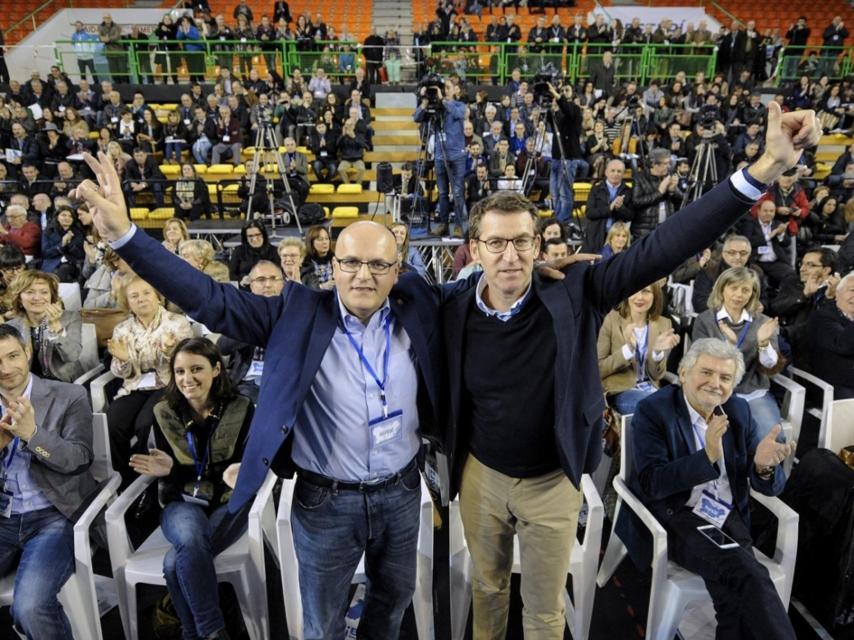 Feijóo abraza a Manuel Baltar, presidente de la diputación de Ourense, durante la campaña