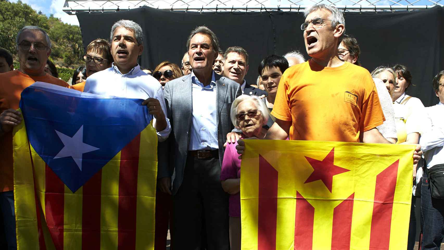 El expresidente de la Generalitat, Artur Mas, y el exconseller, Francesc Homs, en el municipio de Arenys de Munt, donde en 2009 se llevó a cabo la primera consulta popular sobre la independencia de Cataluña.