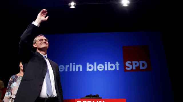El principal candidato socialdemócrata y alcalde de Berlín, Michael Mueller, celebra el resultado de los primeros sondeos.