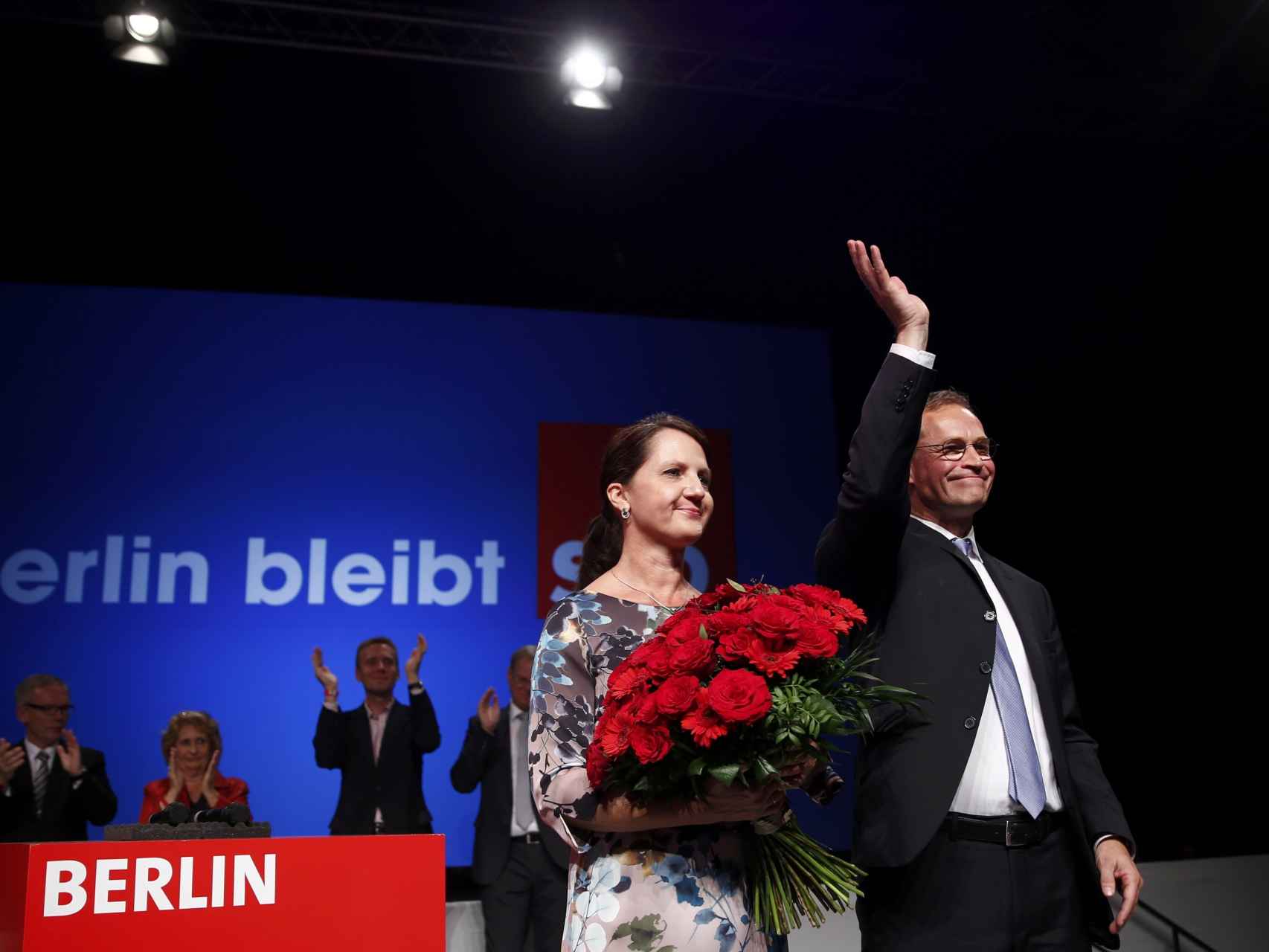 Michael Müller, candidato del SPD, y su mujer, Claudia, celebran los resultados en Berlín.