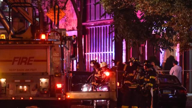 Los bomberos trabajan en la zona de la explosión.