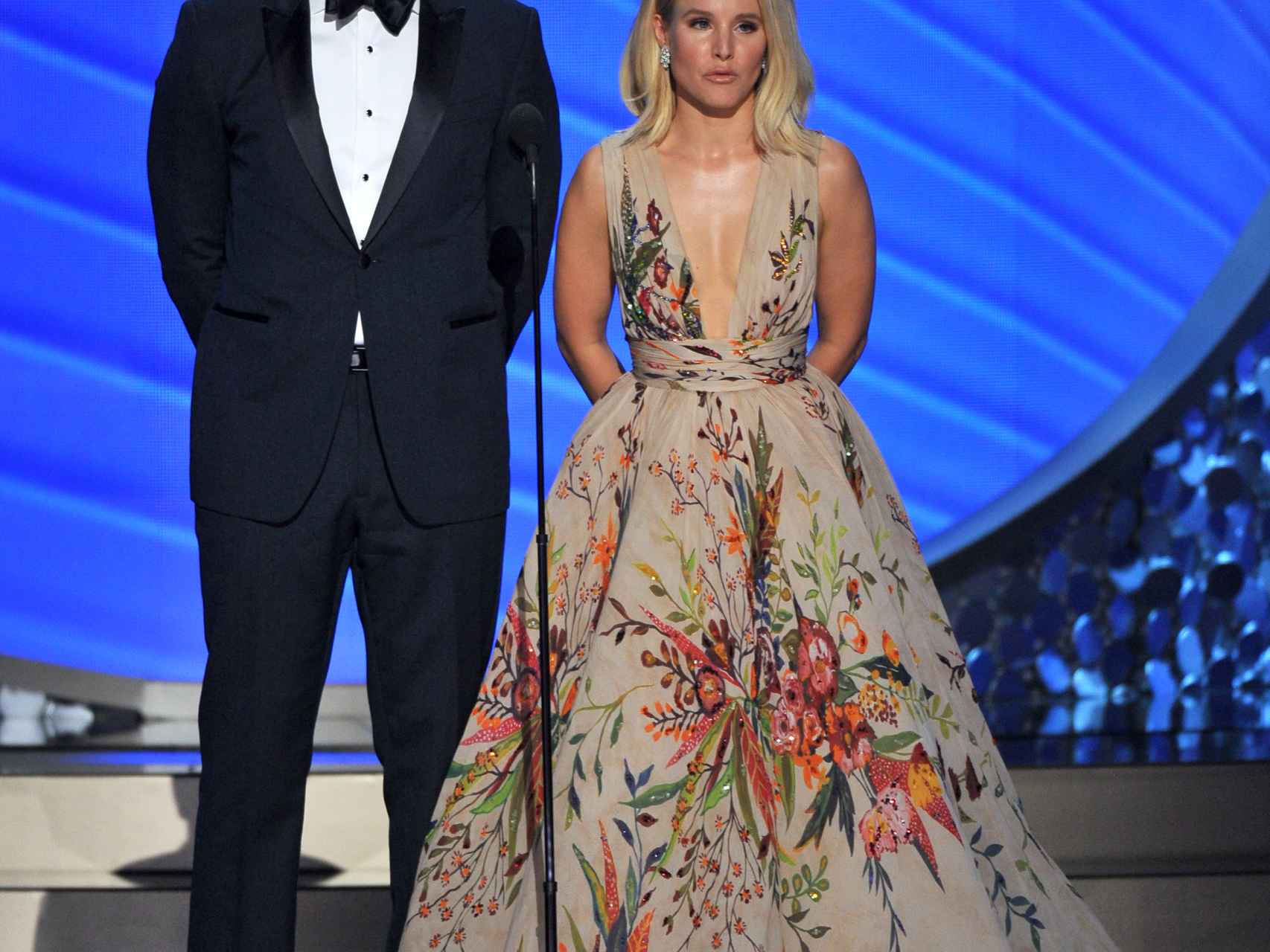 Kristen Bell en el escenario de los premios Emmy.