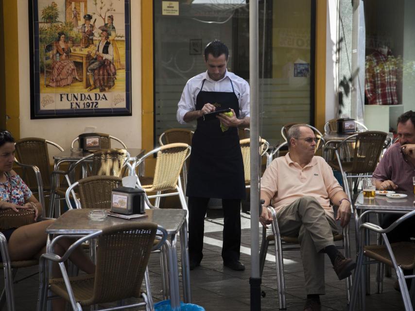 Un bar de Sevilla durante la jornada de consulta sobre adelantar el comienzo de la Feria