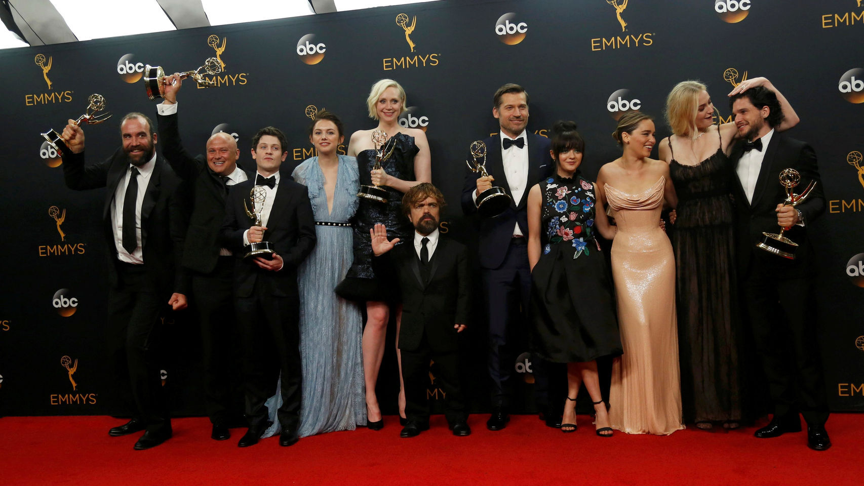 'Juego de tronos' hace historia en los Emmy como la serie más premiada