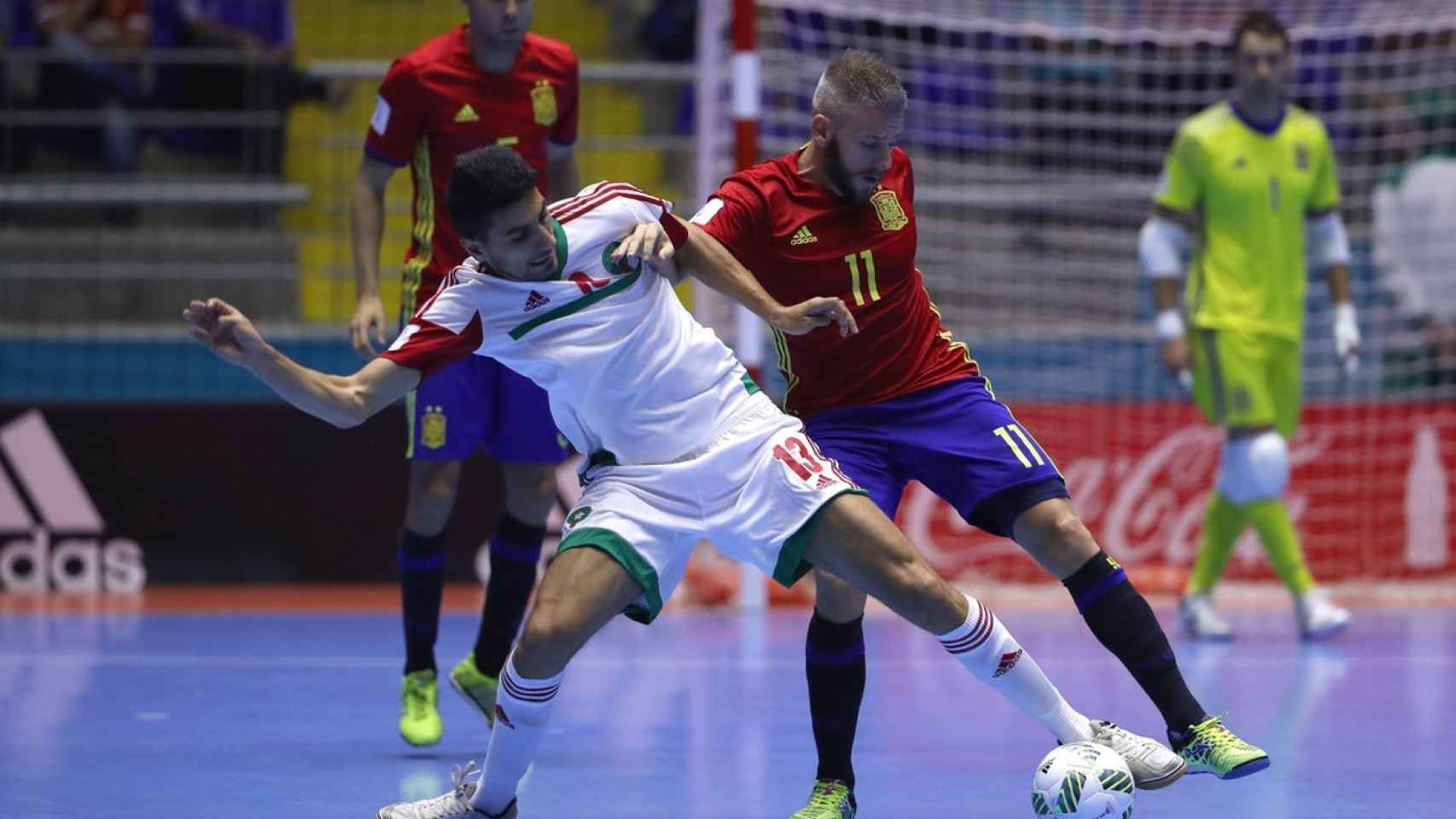 Miguelín disputa un balón con un jugador marroquí.