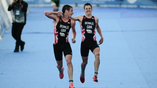 Los hermanos Brownlee, entrando a meta.