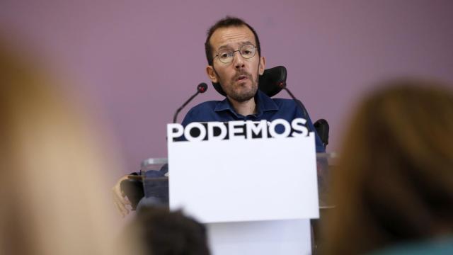 Echenique en una rueda de prensa en la sede de Podemos