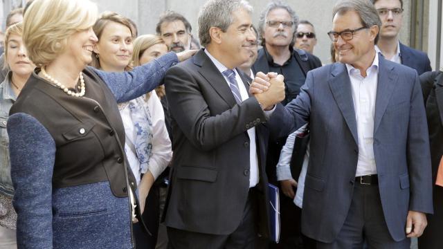 Homs es reconfortado por Artur Mas poco antes de entrar en el Tribunal Supremo a declarar