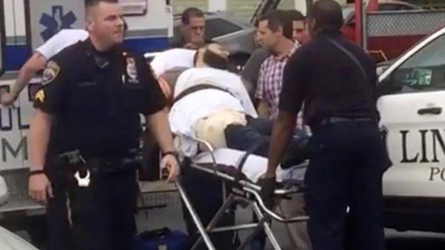 La Policía sube a Rahami a una ambulancia tras su detención.