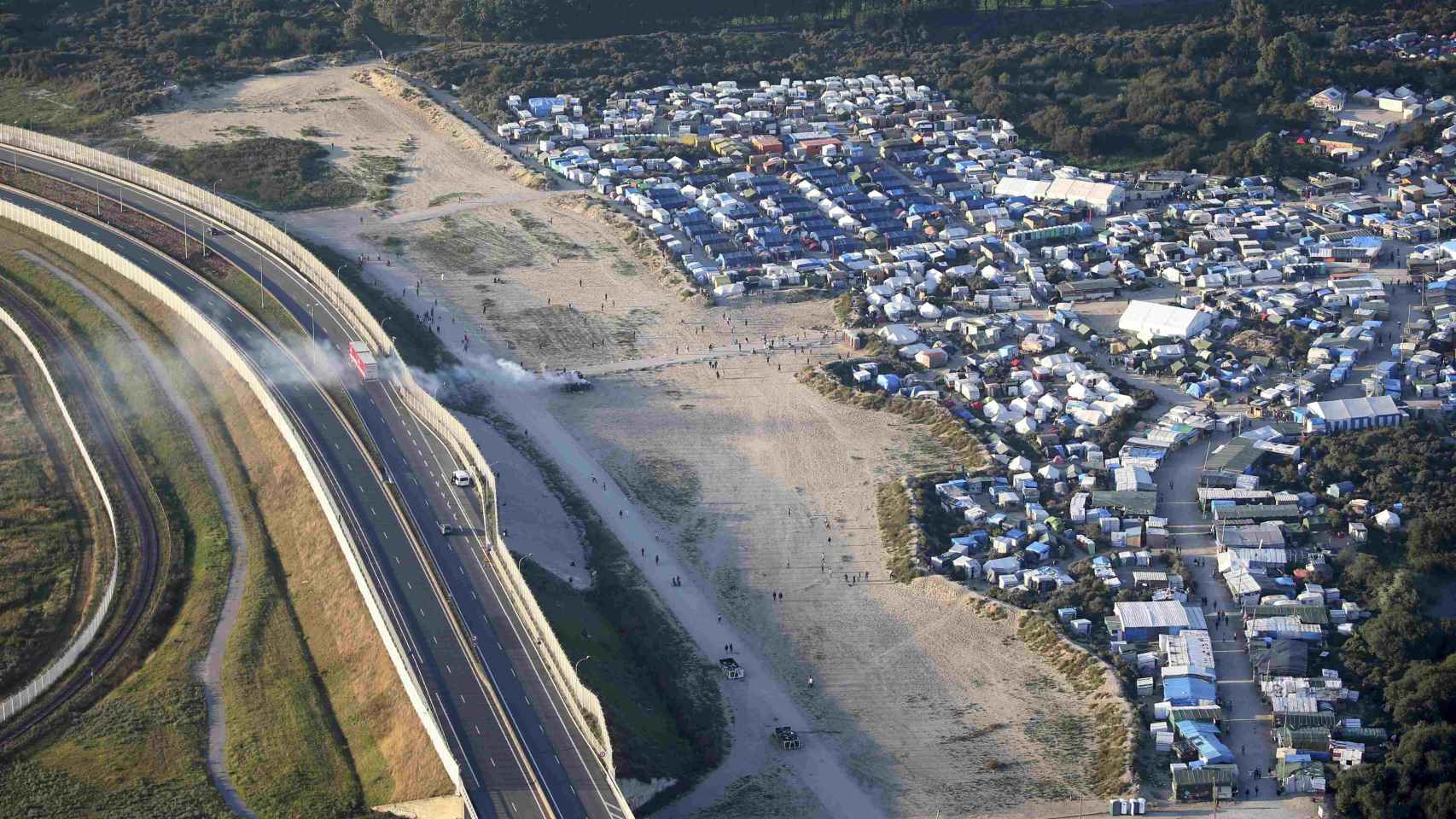 El campamento informal de Calais se encuentra junto a la autopista que lleva a Reino Unido.