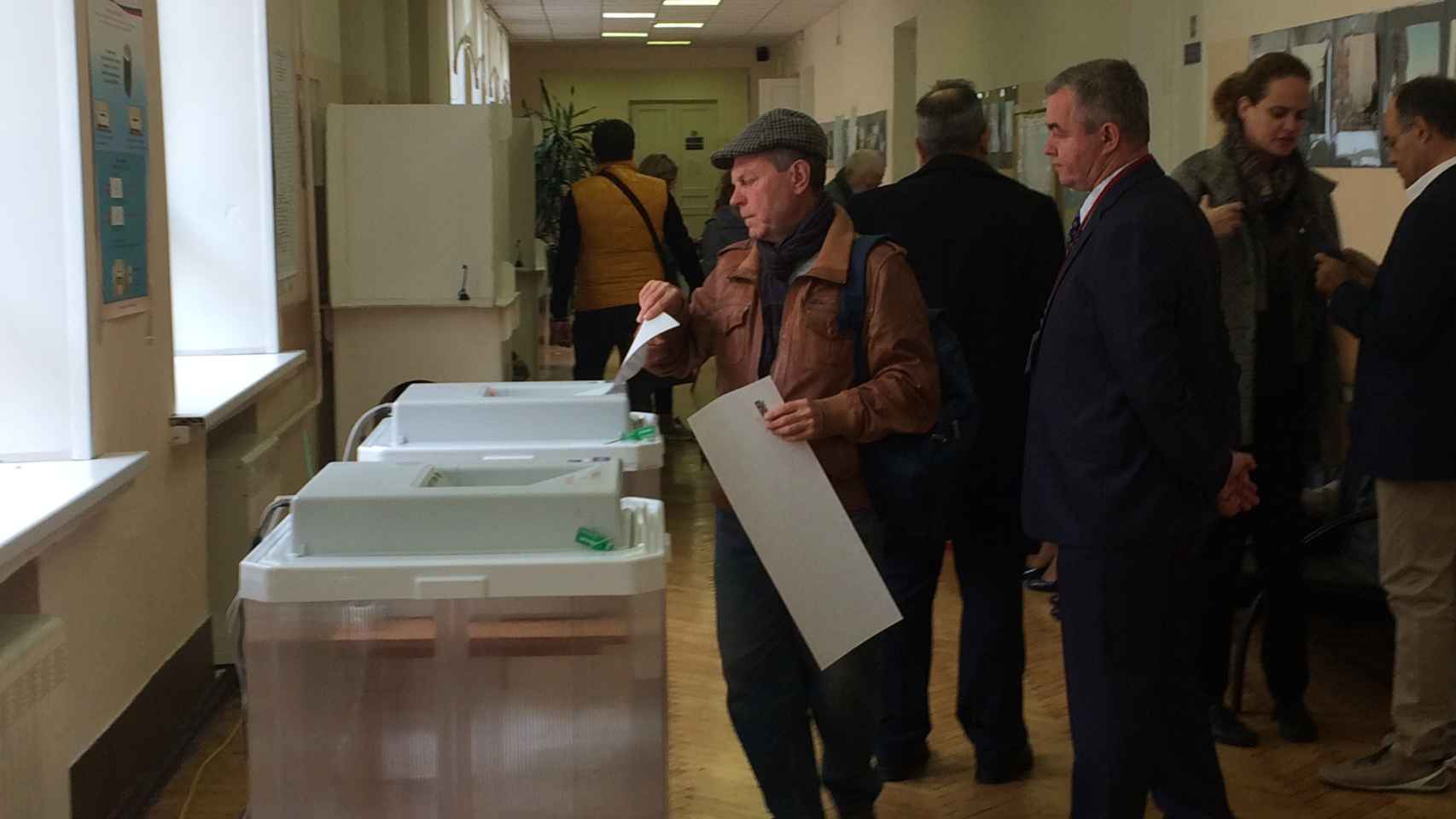 Proceso de la votación en un colegio electoral de Moscú.