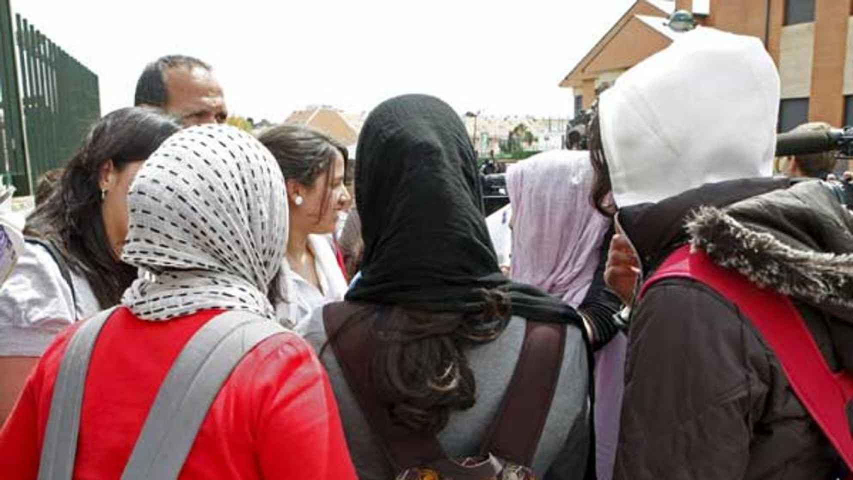 Varias alumnas con hiyab en un colegio.